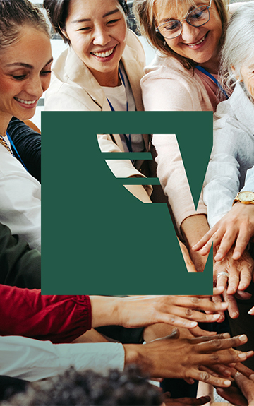 Im Hintergrund legen mehrere MEnschen lachend die Hände übereinander. Im Vordergrund ist das Volksbank Logo in Grün zu sehen.