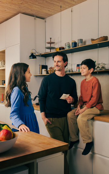 Familie steht in der Küche