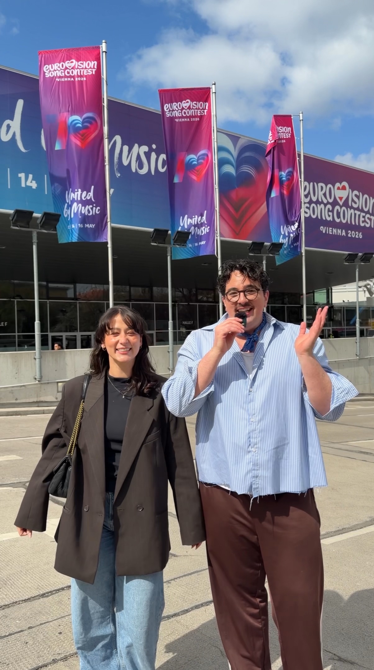 Vanessa und Matthias stehen vor der Stadthalle in Wien und sprechen.