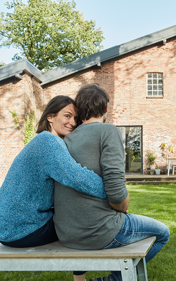 Paar sitzt glücklich nebeneinander